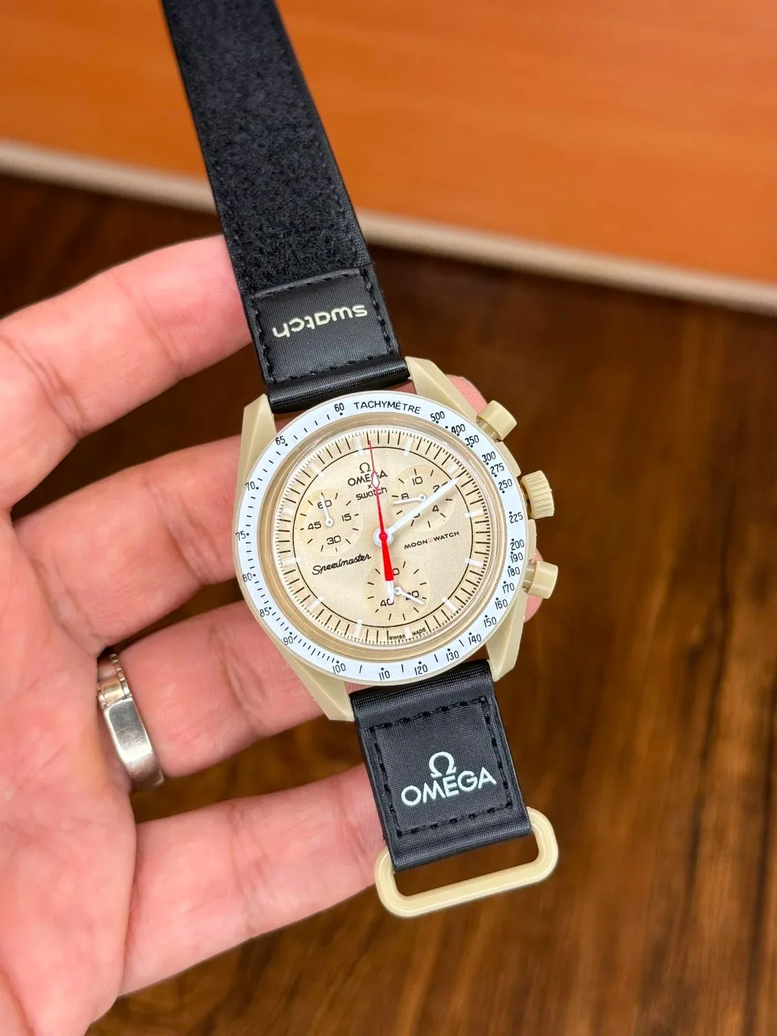 ساعت امگا سواچ سفید قرمز | Omega Swatch Watch ساعت امگا سواچ سفید قرمز | Omega Swatch Watch